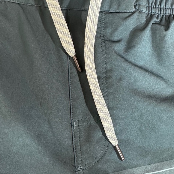 Vuori Men's Trail Shorts in Beryl Stripe [L4] - Picture 7 of 11